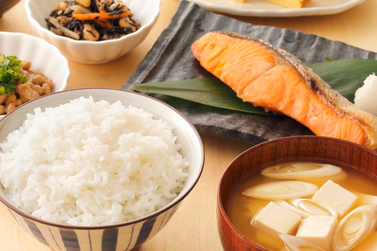 Ilustrasi makan ikan.