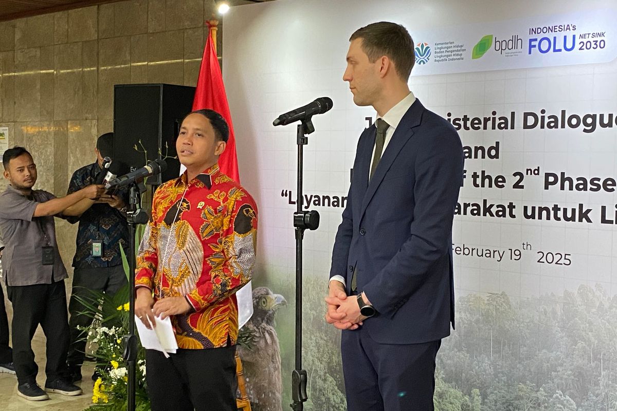 Menteri Iklim dan Lingkungan Norwegia, Andreas Bjelland Eriksen dan Menteri Kehutanan Raja Juli Antoni, Jakarta Pusat, Rabu (19/2/2025). 