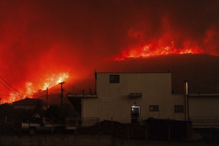 Kebakaran hutan Yunani di desa Avantas, dekat Kota Alexandroupolis, Senin (21/8/2023) menewaskan sedikitnya 18 orang. Musibah ini disebabkan cuaca panas, kering, dan berangin yang menyerap kelembaban tanaman.