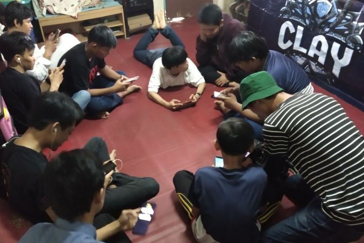 Dalam keseharian, Aby Ramadhan kerap mengingatkan teman-temannya yang tergabung dalam komunitas gamer, The Clay untuk tidak terlena dan membuang waktu. 