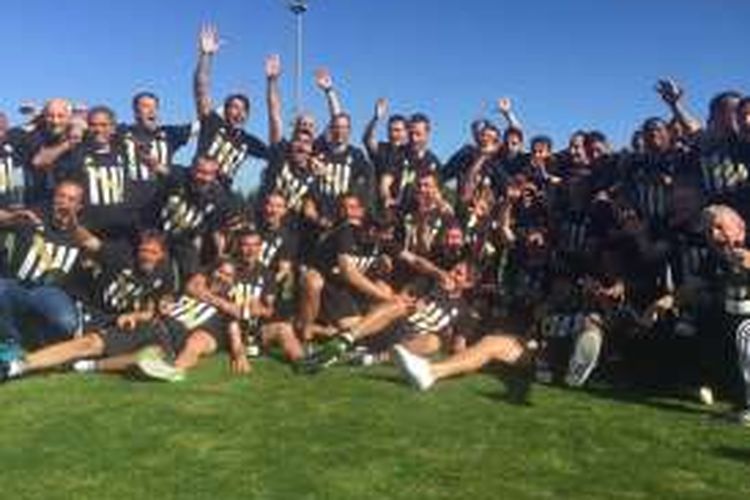 Para pemain, pelatih, dan staf Juventus merayakan gelar Scudetto 2015-2016 di Vinovo, Turin, pada Senin (25/4/2016).