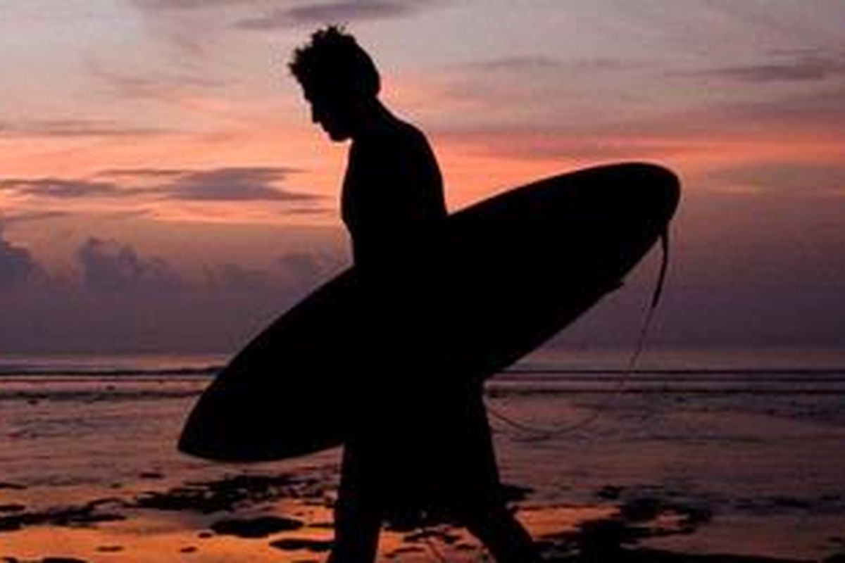 Seorang wisatawan berjalan di tepi Pantai Tanjung Setia (Lampung Barat) sambil membawa papan selancar. Pantai yang menghadap ke Samudera Hindia itu menjadi andalan wisata Provinsi Lampung di ajang Indonesia Tourism and Travel Fair 2010 di Jakarta Convention Center (JCC) Hall B, Senayan pada Jumat (1/10/2010) hingga Minggu (3/10/2010) mendatang.