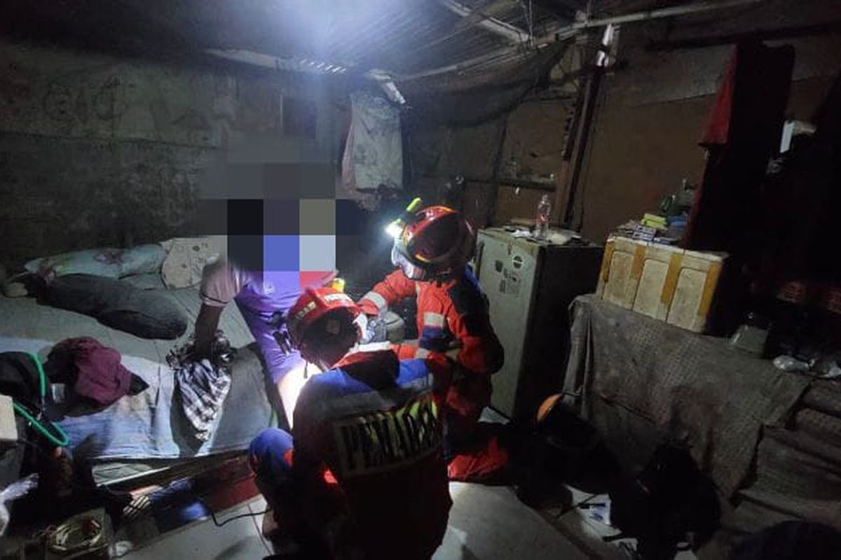 Pria berinisial R (43) di Bekasi Selatan, Jawa Barat, meminta bantuan petugas pemadam kebakaran (damkar) untuk melepas cincin yang tersangkut di kelaminnya.