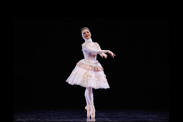 Foto Stephanie Kurlow, balerina berhijab pertama di dunia.