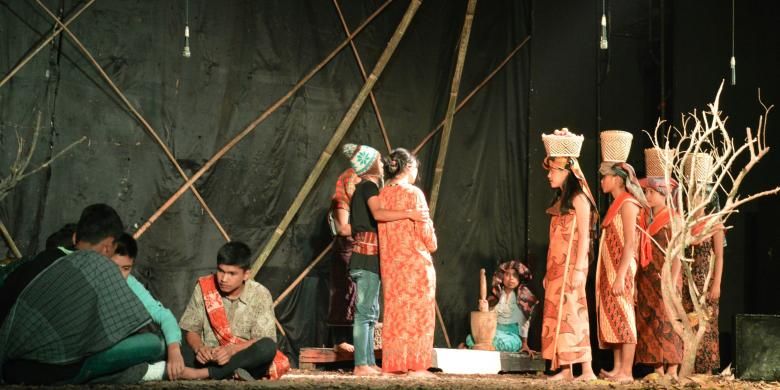 Salah satu aksi panggung Teater Rengget di Taman Budaya Medan, Sumatera Utara, Kamis (29/10/2015).
