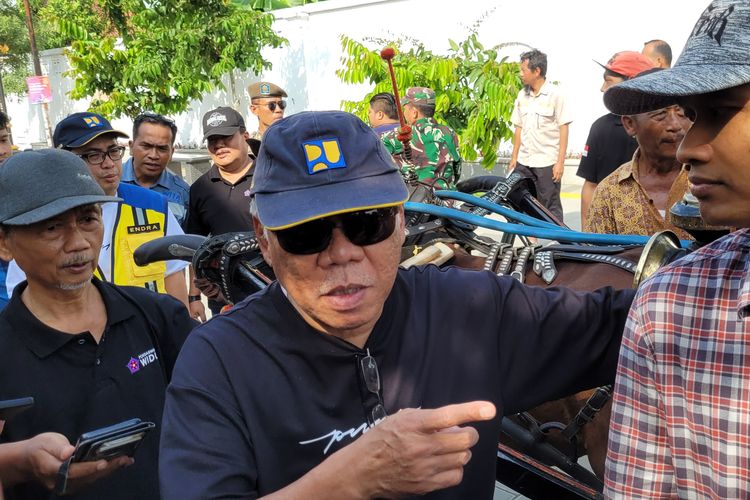 Menteri Pekerjaan Umum dan Perumahan Rakyat (PUPR) Basuki Hadimuljono saat meninjau revitalisasi Kota Lama Banyumas, Jawa Tengah, Senin (1/1/2024).