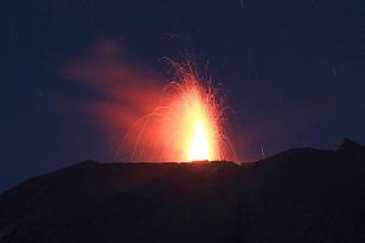 Foto tanggal 3 September 2014 memperlihatkan lava pijar keluar dari puncak Gunung Slamet.