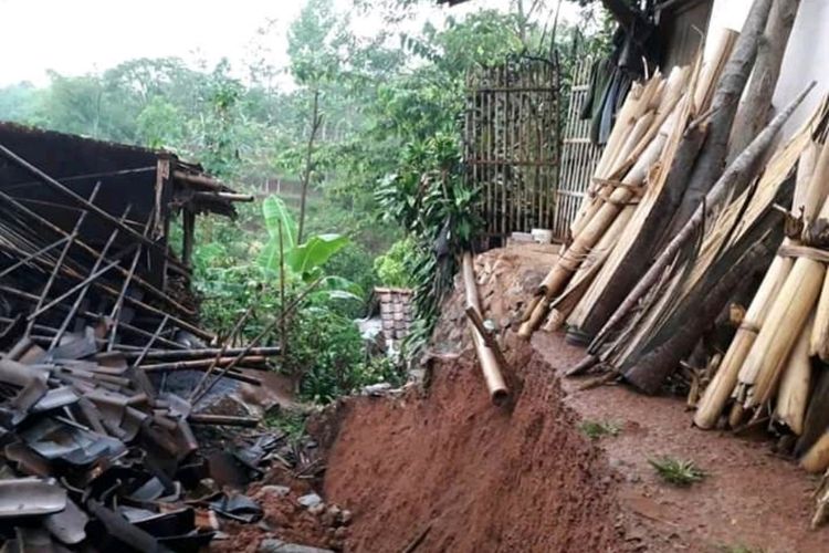 Tembok penahan tebing longsor dan menimpa 2 rumah warga di Sumedang, Jawa Barat. Longsor terjadi akibat hujan dengan intensitas tinggi pada Senin (16/12/2019) sore kemarin. Dok. BPBD Sumedang