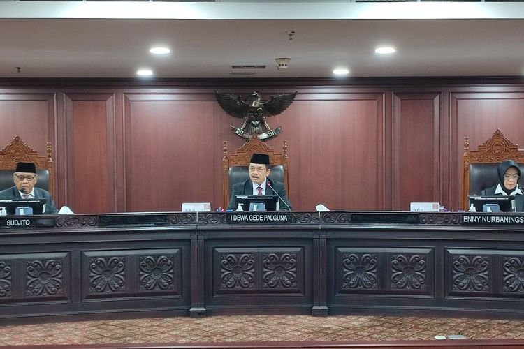 Majelis Kehormatan Mahkamah Konstitusi (MKMK) memutus hakim konstitusi Guntur Hamzah melanggar etik karena  mengubah substansi Putusan MK Nomor 103/PUU-XX/2022 dan menjatuhinya teguran tertulis.