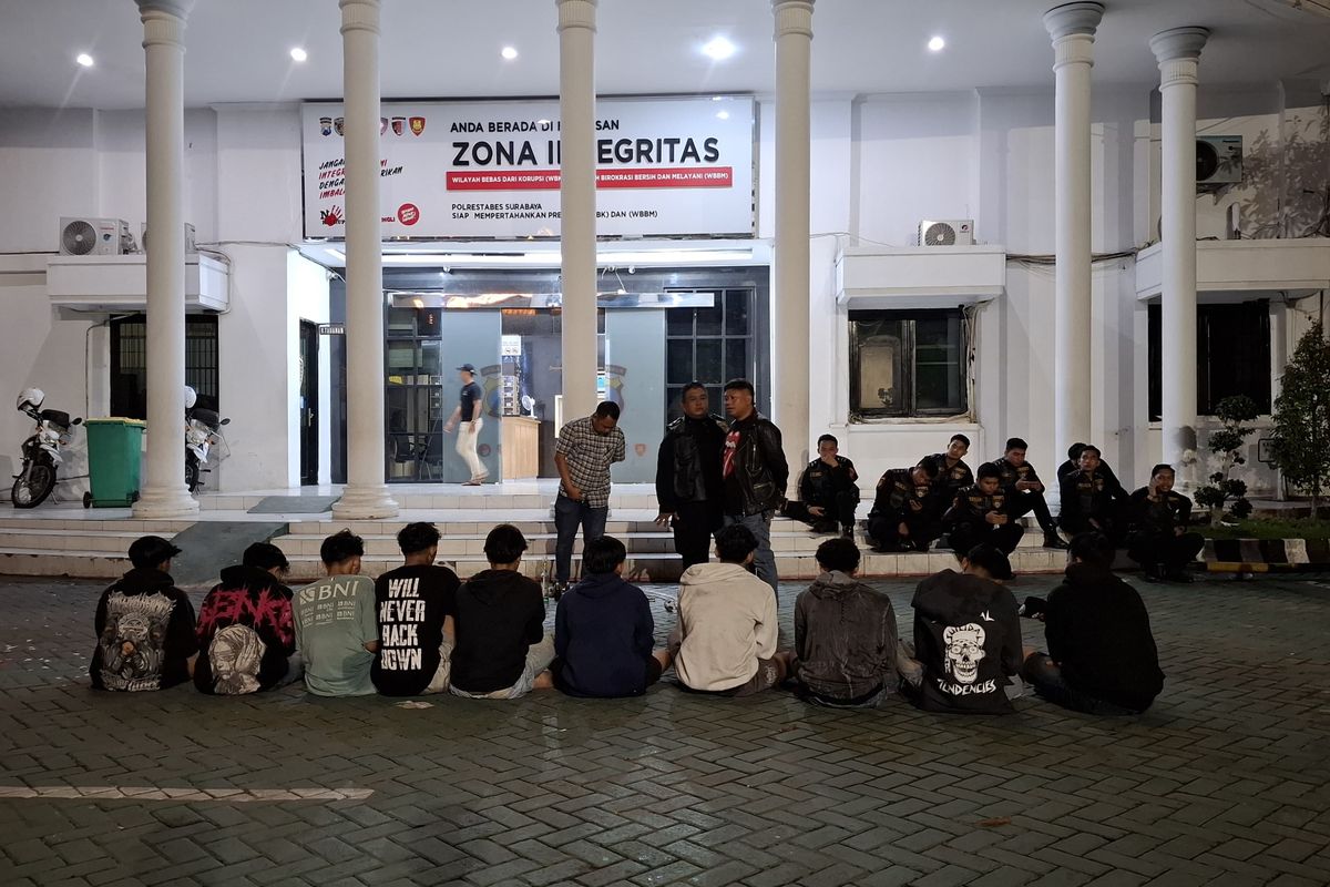 Para pelaku tawuran ditangkap di Surabaya, Rabu (14/5/2025).