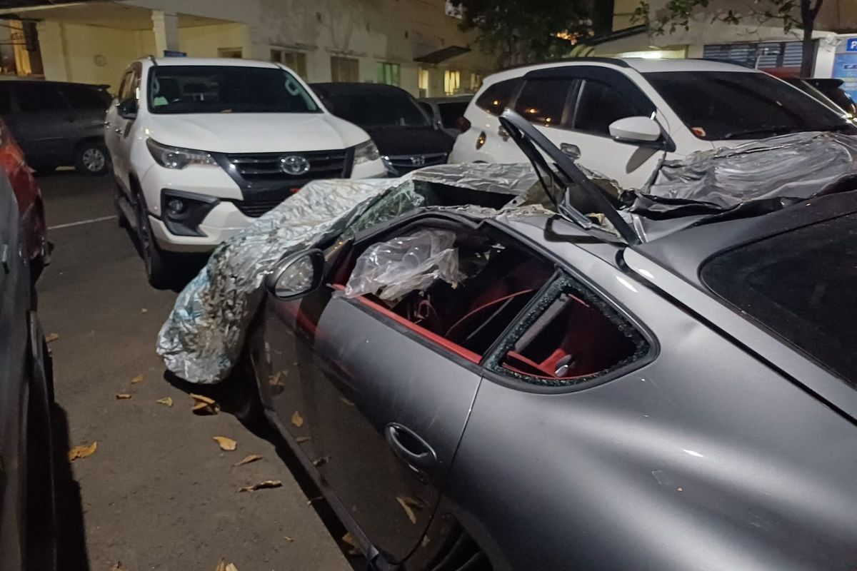 Kondisi mobil Porsche Cayman yang menabrak truk di Tol Dalam Kota 