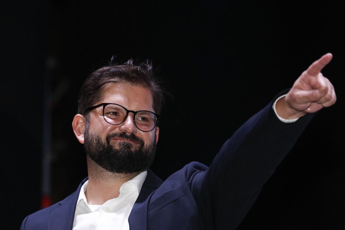 Presiden terpilih Chile, Gabriel Boric, merayakan kemenangannya di pemilihan presiden di Santiago, Chile, Minggu (19/12/2021).