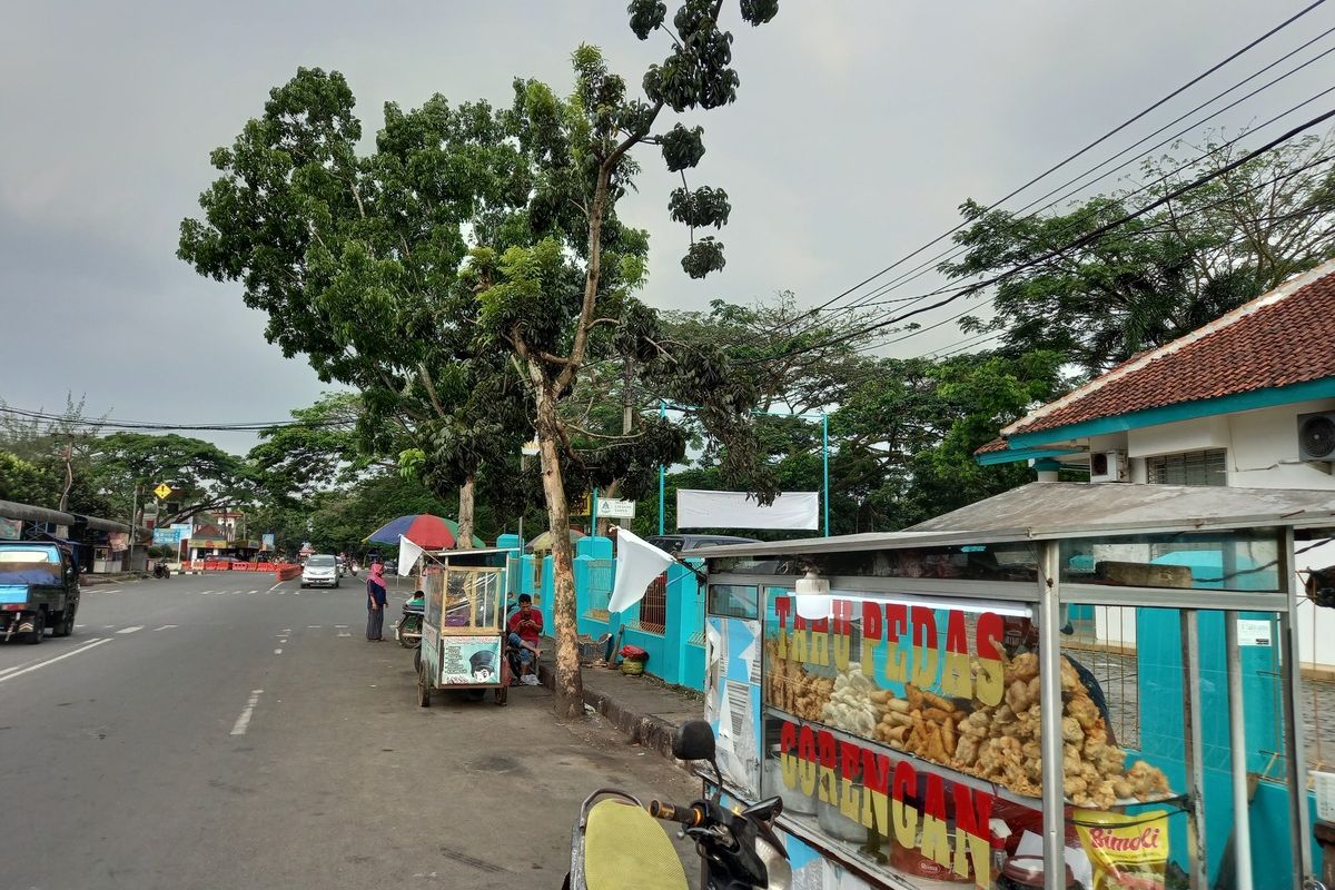 Sejumlah pedagang kaki lima di Rangkasbitung, Lebak, Banten, memasang bendera putih di gerobak mereka protes PPKM Darurat diperpanjang, Rabu (21/7/2021)