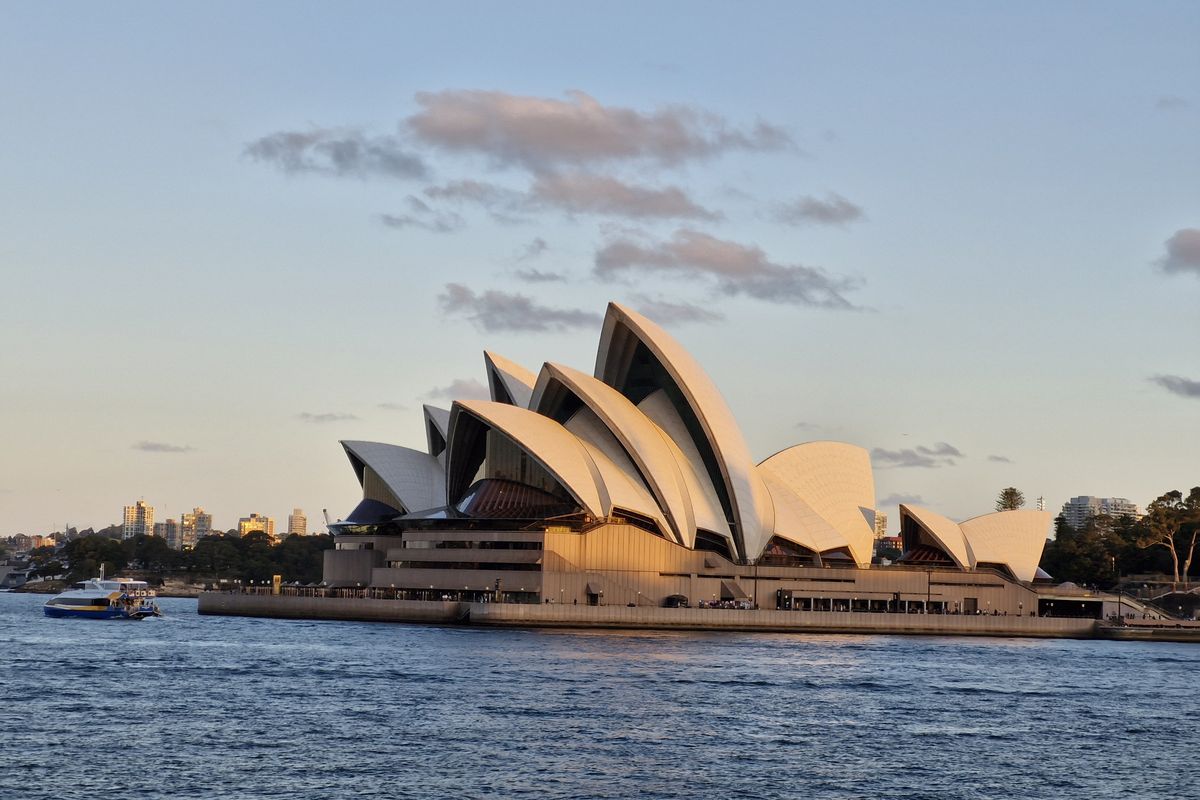 Hasil foto Sydney Opera House saat golden hour menggunakan Galaxy S23 Ultra.