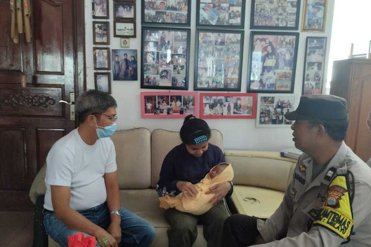 Perawat dari BKIA Rakyat Makassar tengah menggendong sang bayi berjenis kelamin laki-laki yang ditinggal orang tuanya lantaran tak mampu bayar biaya persalinan. Selasa (12/4/2023)