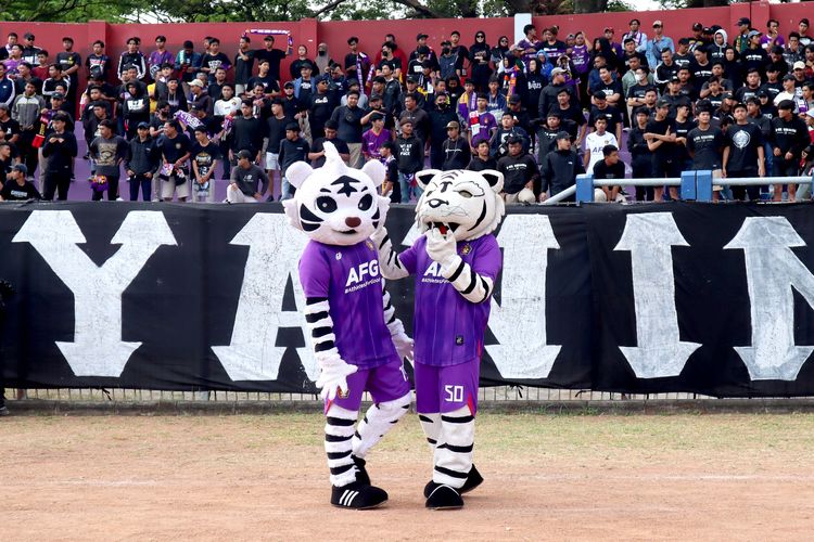 Dua maskot Persik Kediri saat pertandingan pekan 2 Liga 1 2022-2023 melawan Bhayangkara FC yang berakhir dengan skor 1-1 di Stadion Brawijaya Kediri, Minggu (31/7/2022) sore.