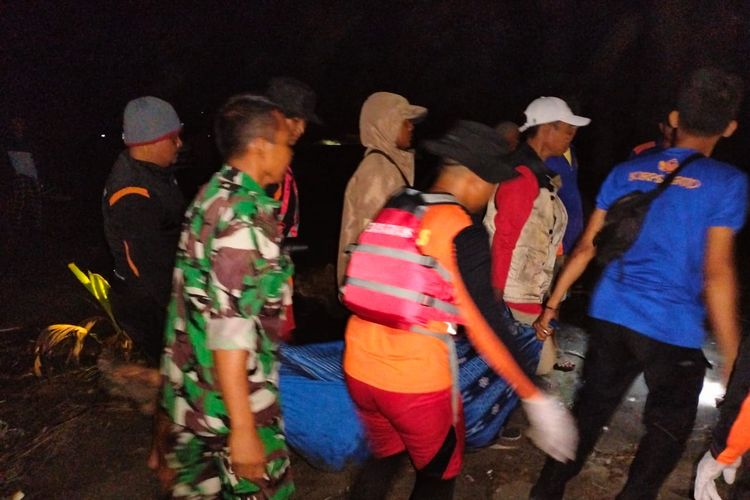 Evakuasi nelayan yang tewas usai perahunya terbalik akibat dihantam ombak di perairan Pantai Glempang Pasir, Adipala, Kabupaten Cilacap, Jawa Tengah, Selasa(19/12/2023) malam.