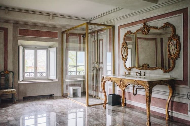 Salah satu kamar mandi di Villa Balbiano di Italia.