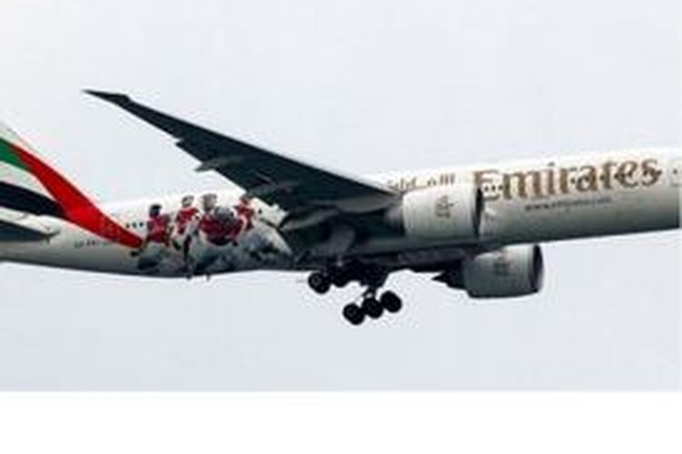Pesawat Emirates yang pada sisinya terpampang foto para pemain Arsenal.