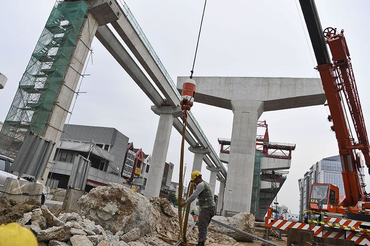 Pekerja mengerjakan pembangunan ruas tol layang Kelapa Gading-Pulogebang di Kelapa Gading, Jakarta, Kamis (15/10/2020). Pembangunan Jalan Tol Layang Dalam Kota seksi A Kelapa Gading-Pulogebang sepanjang 9,3 kilometer itu telah mencapai 71 persen dan ditargetkan selesai pada Juni 2021.