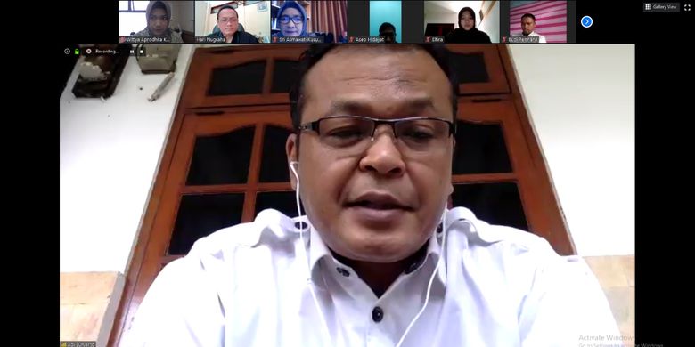 Kepala Lembaga Administrasi Negara (LAN) Kepala LAN Adi Suryanto memantau kondisi dan kinerja pegawainya melalui video conference.