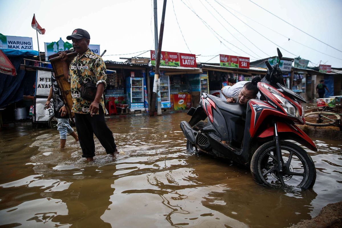 Rob atau banjir akibat pasang laut menggenangi Kampung Nelayan di Muara Angke, Penjaringan, Jakarta Utara, Senin (26/11/2018). Rob mulai merendam kawasan Muara Angke sejak Jumat (23/11/2018) dan terdapat 31 rumah pompa serta pompa mobile yang disiapkan di Kecamatan Penjaringan untuk menangani banjir rob.