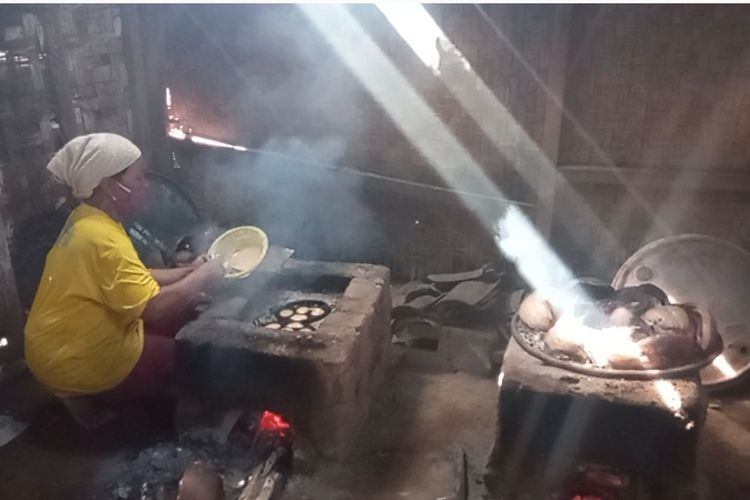 Pembuatan kelemben, bolu kering khas Banyuwangi secara tradisional di Desa Kemiren, Banyuwangi.