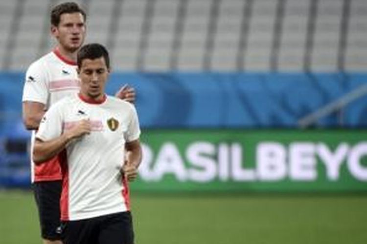 Dua pemain Belgia, Eden Hazard (depan) dan Jan Vertonghen (belakang).
