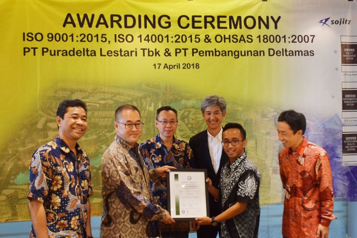 Seremoni pemberian sertifikasi manajemen terintegrasi PT Puradelta Lestari Tbk dan PT Pembangunan Deltamas, Selasa (17/4/2018). Tampak dalam gambar Head of Operation Kota Deltamas Robertus Satriotomo, President Director PT Puradelta Lestari Tbk Hongky J. Nantung, Director PT Pembangunan  Deltamas Tondy Suwanto, dan Research & Development Advisor PT Puradelta Lestari Tbk Yu Mizuike, URS resepresentative Cikarang Rendi Sutrisno berpose bersama.
