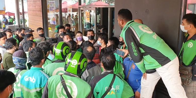 Ratusan driver ojek online berkerumun di gerai McDonald's di Jalan Sisingamangaraja, Medan, Sumatera Utara untuk membeli menu BTS Meal, Rabu (9/6/2021)