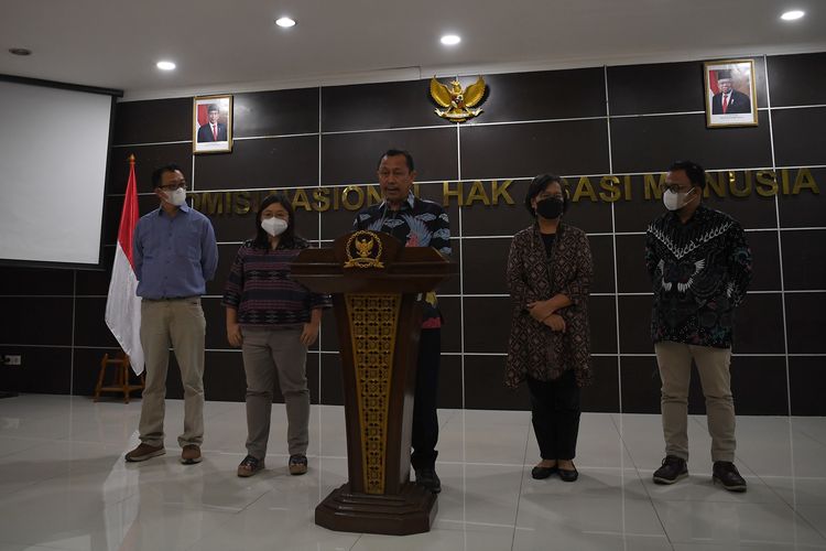 Ketua Komnas HAM Ahmad Taufan Damanik (tengah) dan Ketua Komnas Perempuan Andy Yentriyani (kedua kiri) didampingi para Komisioner Komnas HAM Beka Ulung Hapsara (kiri), Sandrayati Moniaga (kedua kanan) dan M. Choirul Anam menyampaikan keterangan pers di Kantor Komnas HAM, Jakarta, Senin (8/8/2022). Komnas HAM meminta dukungan dari Komnas Perempuan untuk penyelidikan dan pendalaman dalam mengusut kasus dugaan kekerasan seksual yang menimpa istri Irjen Pol Ferdy Sambo yakni Putri Candrawathi. ANTARA FOTO/Sigid Kurniawan/wsj.