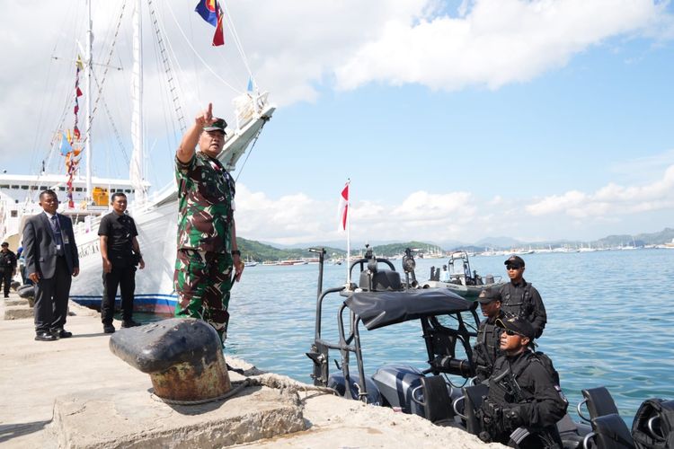 Panglima TNI Laksamana Yudo Margono memberikan instruksi khusus kepada personel Detasemen Jala Mangkara (Denjaka), pasukan elite TNI AL, yang melakukan pengamanan Konferensi Tingkat Tinggi (KTT) ke-42 ASEAN di Labuan Bajo, Manggarai Barat, Nusa Tenggara Timur (NTT). Itu dikatakan Yudo saat meninjau keamanan pelabuhan di Dermaga Marin, Labuan Bajo, Rabu (10/5/2023).