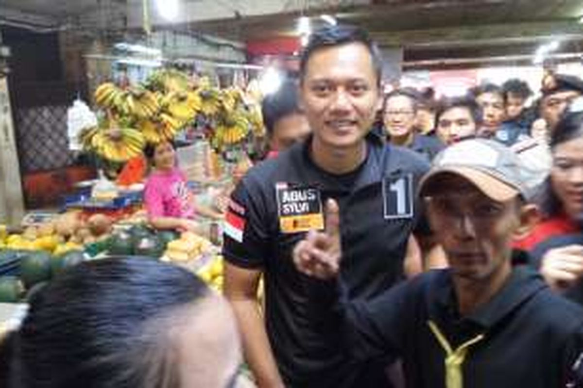 Calon gubernur DKI Jakarta nomor pemilihan satu, Agus Harimurti Yudhoyono, menyapa warga saat berkampanye ke pertokoan di Jalan Niaga, Muara Karang, Jakarta Utara, Sabtu (3/12/2016) pagi.