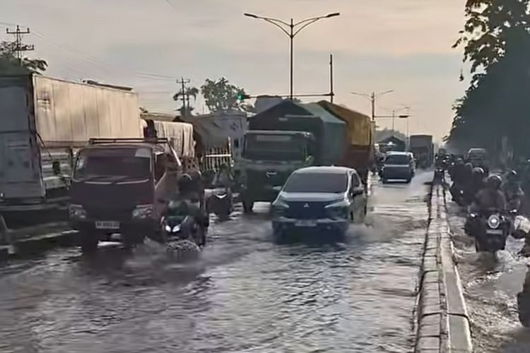 Jalan Pantura Semarang-Demak, Jawa Tengah, Rabu (22/10/2025).