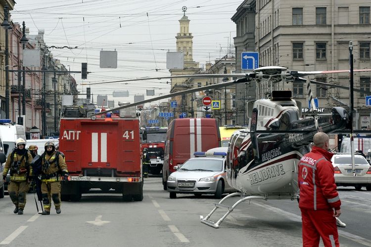 Sejumlah petugas dan kendaraan darurat terlihat di sekitar pintu masuk stasiun bawah tanah di Kota St Petersburg, Rusia, menyusul terjadinya ledakan, Senin (3/4/2017) waktu setempat. Ledakan itu menyebabkan sedikitnya 11 nyawa melayang dan puluhan lainnya mengalami luka-luka.