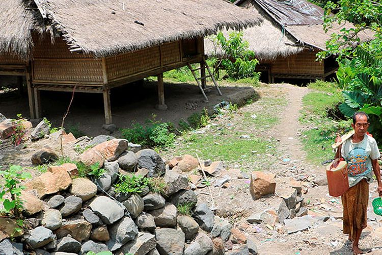 Warga Kampung Tradisional Suku Sasak di Dusun Sembagik, Desa Sukadana, Lombok Utara, Nusa Tenggara Barat, mengambil air di sebuah umbulan (mata air) di luar kompleks permukiman. Sumber air yang digunakan sebagai air minum dan mandi itu berada di kawasan hutan adat yang dijaga kelestariannya.
