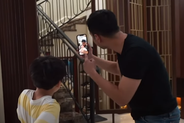 Rafathar Malik Ahmad melakukan panggilan video dengan Ivan Gunawan.