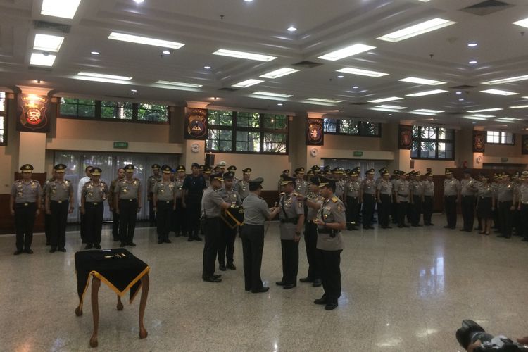 Kapolri Jenderal Polisi Tito Karnavian memimpin prosesi serah terima jabatan (sertijab) Kapolda Sulawesi Utara di Markas Besar Kepolisian RI (Mabes Polri), Jakarta Selatan, Jumat, (4/1/2019).