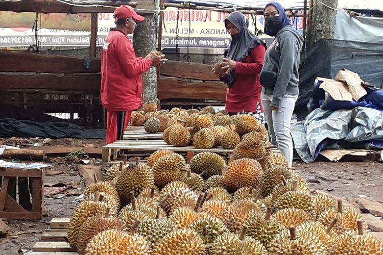 Penjual durian Luna Maya di Darupono Kendal. KOMPAS.COM/SLAMET PRIYATIN