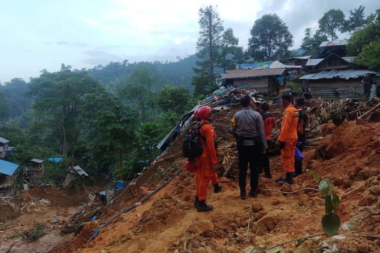 Tim SAR gabungan menyisir lokasi longsor yang terjadi di Desa Buluh Kuning, Kecamatan Sungai Durian, Kotabaru, Kalsel untuk mencari 5 korban yang masih tertimbun. 