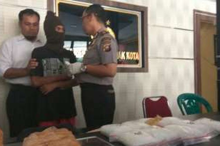 Kapolresta Pontianak, Kombes Polisi Iwan Imam Susilo berbicara dengan DJ tersangka yang ditangkap kareba kedapatan membawa narkoba jenis sabu sebanyak satu kilogram saat dihadirkan dihadapan awak media (18/1/2017) 