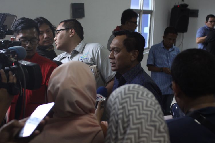 Ketua Umum Pengurus Pusat Persatuan Bola Voli Seluruh Indonesia (PP PBVSI) menjawab pertanyaan para wartawan susai menggelar konferensi pers pemanggilan pemain timnas di Jakarta, Senin (8/5/2017).