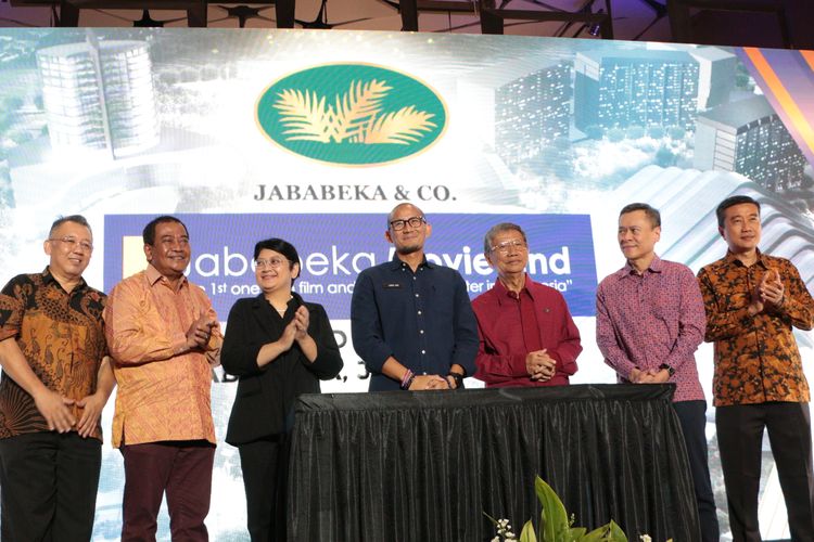 Menteri Pariwisata dan Ekonomi Kreatif (Menparekraf) Sandiaga Uno saat meresmikan Jababeka Movieland di Kota Jababeka Cikarang pada Sabtu (08/07/2023).
