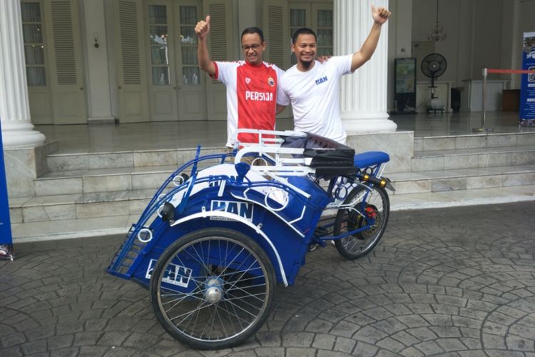 Anggota Komisi I DPR yang juga merupakan   anak tertua dari mantan Ketua MPR–RI, Amien Rais, Hanafi Rais membawa sebuah becak listrik ke Balai Kota DKI Jakarta, Minggu (11/3/2018).