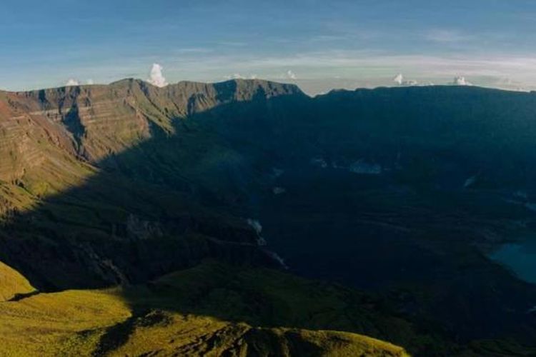 Lanskap kaldera Gunung Tambora, Dompu, Nusa Tenggara Barat, Senin (23/3/2015). Gunung Tambora meletus dahsyat pada 10 April 1815 menyisakan kaldera seluas 7 kilometer dengan kedalaman 1 kilometer.