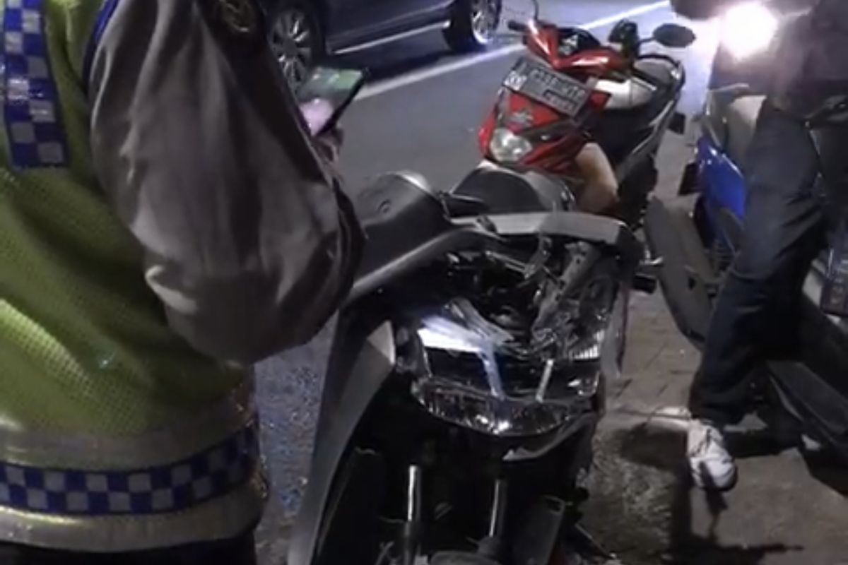 satu motor merek Yamaha Lexi bernomor pelat B 3053 ENG terlihat ringsek di bagian depan karena kecelakaan di Jalan Pangeran Antasari tepatnya di depan Pom Bensin Shell di perempatan Jalan Abdul Majid, Cipete Utara, Kebayoran Baru, Jakarta Selatan pada Kamis (24/12/2020) sekitar pukul 00.30 WIB.