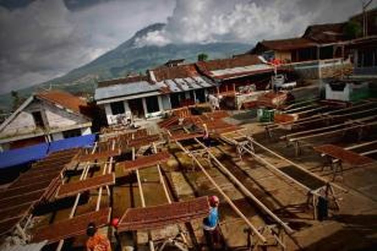 Pekerja mengangkat daun tembakau yang telah dijemur di rumah salah satu pengepul tembakau di Dusun Mranggen, Kelurahan Mranggen, Kecamatan Bansari, Temanggung, Jawa Tengah, Sabtu (18/9/2010).