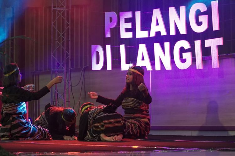 Penampilan dalam Pelangi di Langit NTT untuk menggalang dana bagi korban bencana.