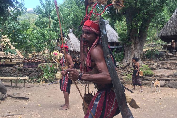 Tarian perang yang dibawa oleh lelaki Suku Abui Desa Takpala, Alor, NTT.