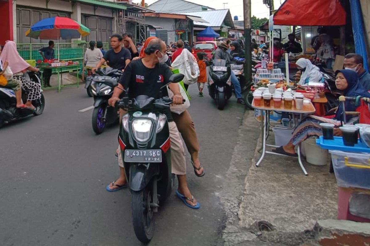 Pembeli takjil di Jalan Cipinang Muara Raya, Kecamatan Jatinegara, Jakarta Timur, Rabu (29/3/2023).